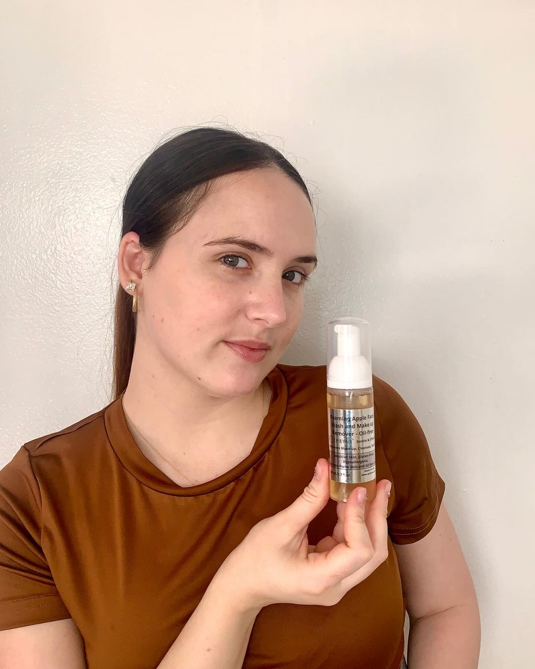 Gentle, Oil-Free Foaming Apple Cleanser for Sensitive & Acne-Prone Skin | Vegan, allergen-friendly, sulfate & paraben free | Purifying, hydrating face wash for all skin types - Trending Wellness Store